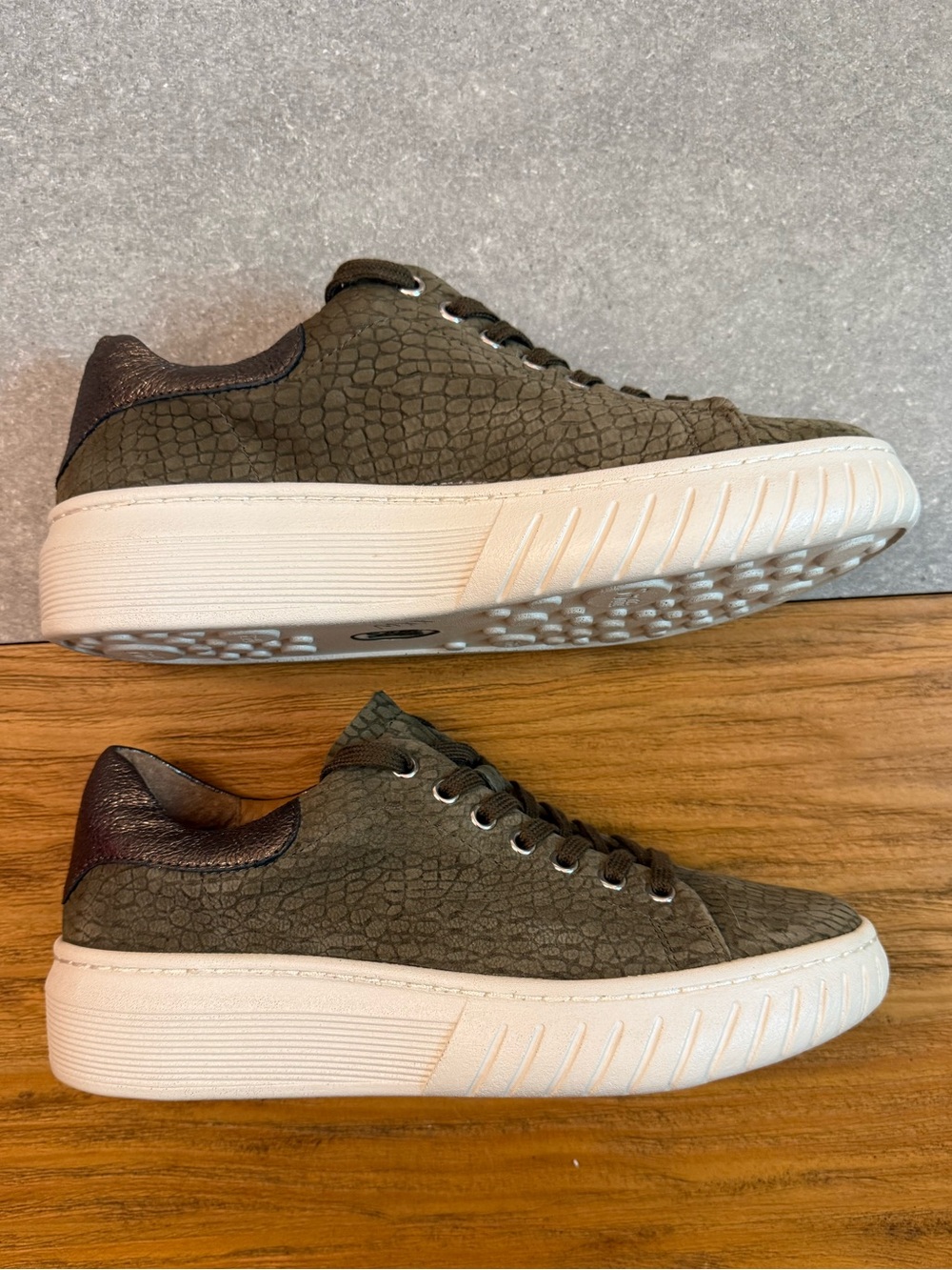 Söfft Olive Snake Embossed Platform Sneakers Women’s Size 9.5 - Picture 5 of 11